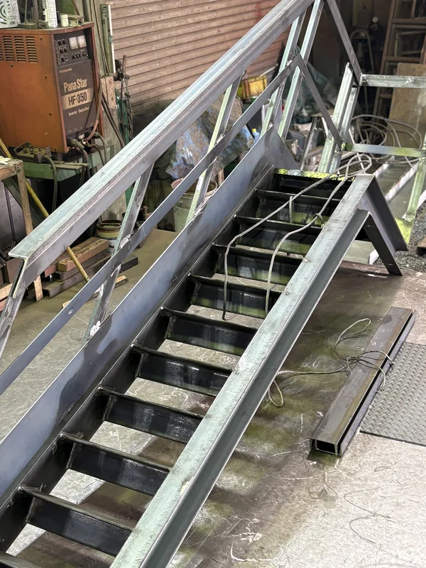 手摺付き鉄骨階段